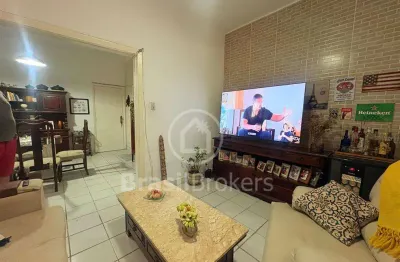 Fica localizado em rua mar de espanha no bairro lins de vasconcelos em rio de janeiro