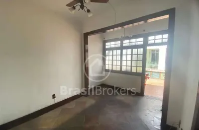 Casa de vila, de 2 andares, 3 quartos e vaga de garagem