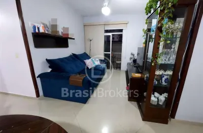 Apartamento ótimo com 75m² de área útil, sala, circulação e quartos  em porcelanato.