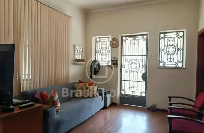 Casa à venda em madureira, rio de janeiro: 4 quartos, 2 vagas, varanda e quintal. próxima à igreja santo sepulcro. aceita financiamento.