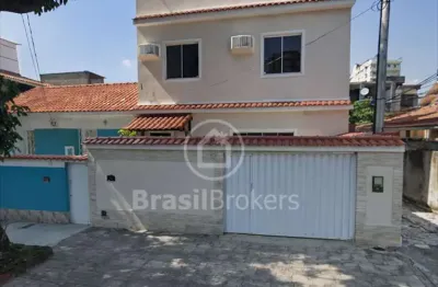 Casa Triplex Reformada – 137m², 4 quartos, 3 banheiros, 1 vaga de garagem.