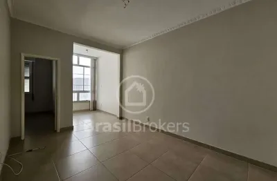 Apartamento reformado de 2 quartos colado no metrô saens pena!!!