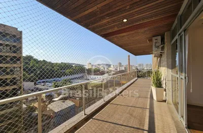 Apartamento de alto padrão com varanda ampla na tijuca