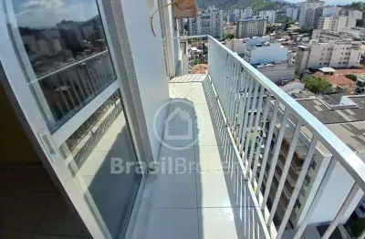 Apartamento à venda com 2 vagas na escritura, portaria 24 horas, varanda, 3 quartos com armários e dependência de serviço completa
