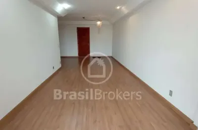 Apartamento de 3 quartos (1 suíte) com 131 m², varandão, dependências completas e 2 vagas de garagem.