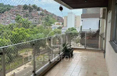 Apartamento de 2 quartos com 91 m², varanda, dependências completas e vaga de garagem.