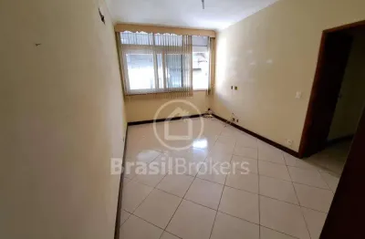 Cobertura de dois quartos, pronta para morar e com duas vagas de garagem.