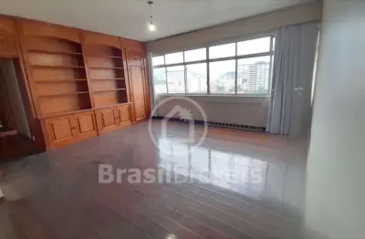 Apartamento com 130 m²,  3 quartos, vaga de garagem, salão e vista livre.