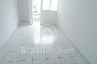 Apartamento de 2 quartos, com dependências completas e vaga de garagem.
