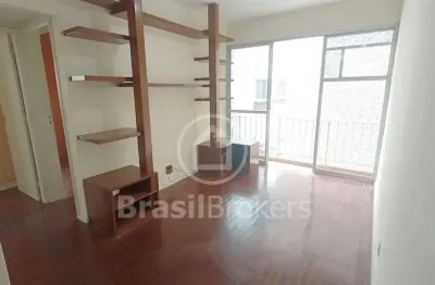 Apartamento de 2 quartos com varanda, vaga de garagem e dependência completa.