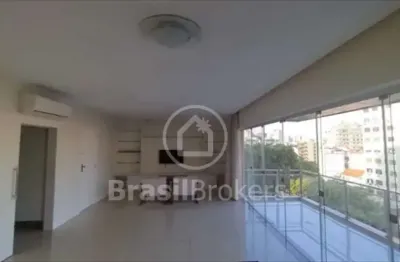 Tijuca! cobertura de três quartos recém-reformada com duas vagas de garagem.