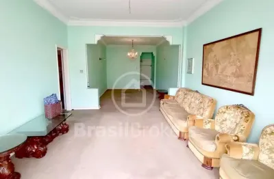 Apartamento de 3 quartos com 149 m², dependências completas e varanda.