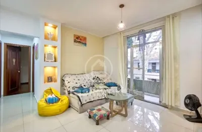 Apartamento de 2 quartos com 55 m², varanda, dependências completa e todo modernizado.