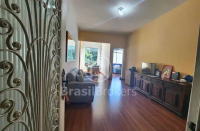 Excelente apartamento espaçoso de frente com vista livre em condomínio fechado, com localização privilegiada no bairro da tijuca.