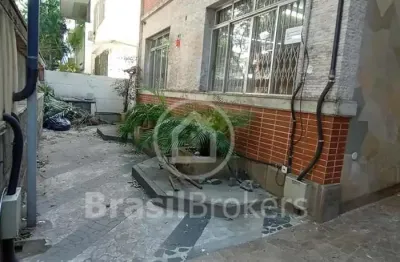 Casa com 506 m², 5 quartos, 2 salas e mais uma anexa com 3 quartos a 1 minuto do estação do metro uruguai.