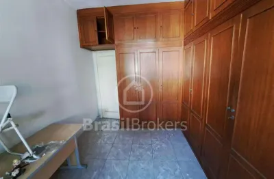 Espaçoso apartamento (81m²) de dois quartos no coração da tijuca.