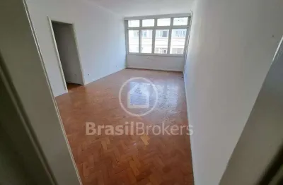 Apto. de três quartos com ótima localização na tijuca. vaga escriturada.