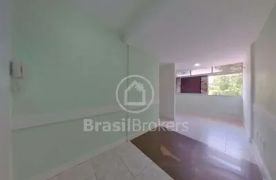 Sala comercial a venda, na porta do metrô saenz penã, com 3 salas e 2 banheiros