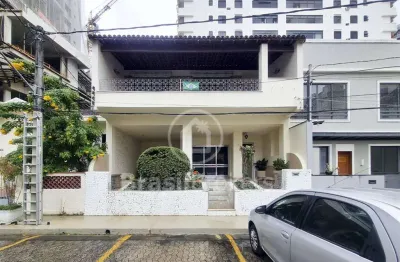 Casa de vila com vaga de garagem e 3 quartos na rua itacuruça