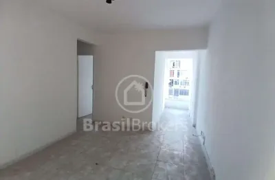 Apartamento à venda com 47m², 2 quartos, sala para 2 ambientes e próximo ao metrô