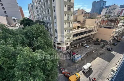 Excelente apartamento vazio no coração do rio de janeiro no centro! este espaçoso apartamento de 03 quartos , 02 salas, vista livre.