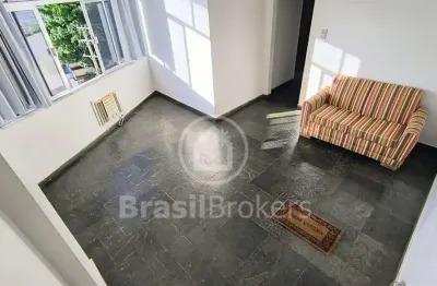 Apartamento de 2 quartos com 64 m² com vista livre.