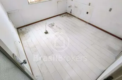 Sala comercial no condomínio iskye no coração da tijuca a 2 minutos do metrô e a 6 do shopping tijuca.