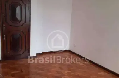 Apartamento de 2 quartos com 60 m², com dependência completa a 6 minutos do metrô e a 10 do shopping tijuca