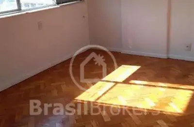 Sala comercial com 60 m² em condomínio misto com uma vista espetacular a 7 minutos do metrô da cinelândia.