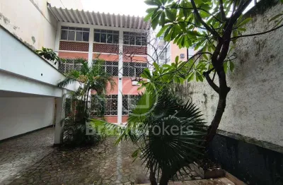 Casa triplex, de 300m², em rua sem saída, fechada com guarita, no Maracanã