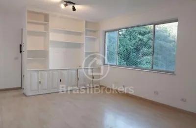 Prédio com infraestrutura, vista mata verde/ pão de açúcar. 3 quartos, suíte, dependências completas com vaga na escritura