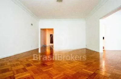Apartamento com 232 m² e garagem na quadra da praia