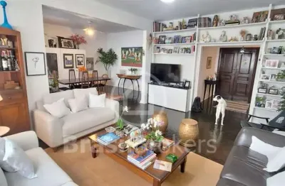 Magnífico apartamento com 164m², 3 quartos com vaga, junto à praia de copacabana