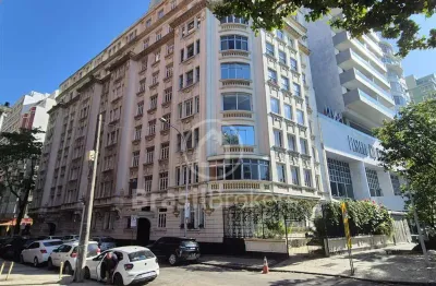 Apartamento à venda com 4 quartos na quadra da praia de copacabana
