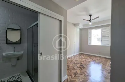 Excelente conjugado todo reformado em localização privilegiada em copacabana.