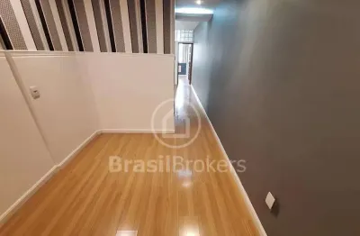 Linda sala comercial reformada no centro comercial copacabana