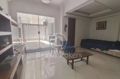 Apartamento tipo casa, com 3 quartos, e 2 áreas externas na 2ª quadra da praia !