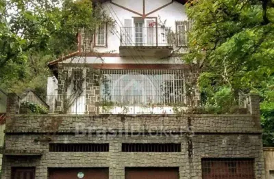 Casa à venda com 345,00m² e 5 quartos em valparaíso, petrópolis - rj