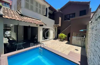 Casa em laranjeiras com 4 quartos, área externa com piscina