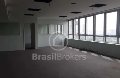 Sala comercial de 160m² com 3 vagas com localização privilegiada!