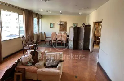 Excelente apartamento de frente, prédio em centro de terreno, andar alto com 200 m2