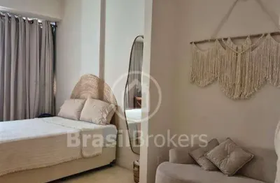 Conjugado à venda em localização privilegiada na Avenida Atlântica.