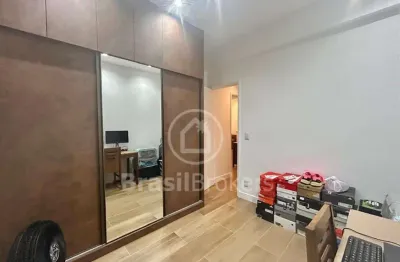Apartamento reformadíssimo à venda em Laranjeiras, 2 quartos, 2 banheiros,