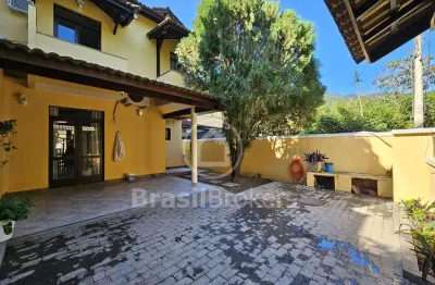 Casa em condomínio à venda com 300,00m² e 4 quartos e piscina.