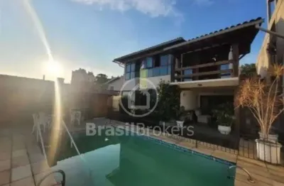 Casa clássica com 475m², 5 quartos e 4 suítes no anil