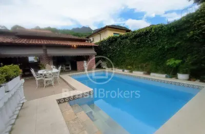 Oportunidade única! bela casa, na freguesia, linear com piscina e jardim, 4 quartos, sendo 1 suíte, escritório e segurança.