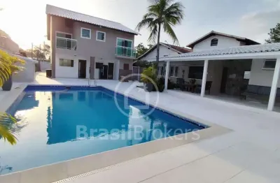 Casa de condomínio, 343 m2 construídos, 5 quartos sendo 4 suítes.