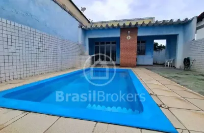 Casa linear com terreno amplo – grande potencial para reforma e valorização!