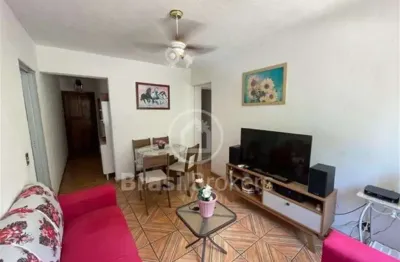Ótimo apartamento na taquara, bem localizado em condomínio fechado, 02 quartos.