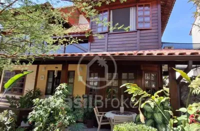 Casa aconchegante, rodeada por belezas naturais em condomínio com segurança